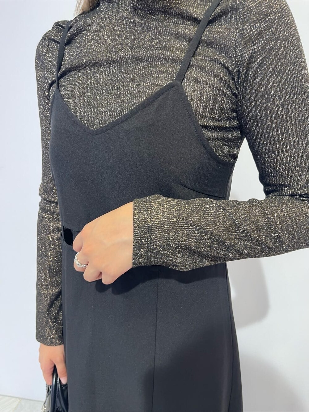 ブラック系のショルダーバッグ、ブラック系のブーツ、ブラウン系のTシャツ/カットソーを着用したレディースの秋コーディネートの5枚目の写真