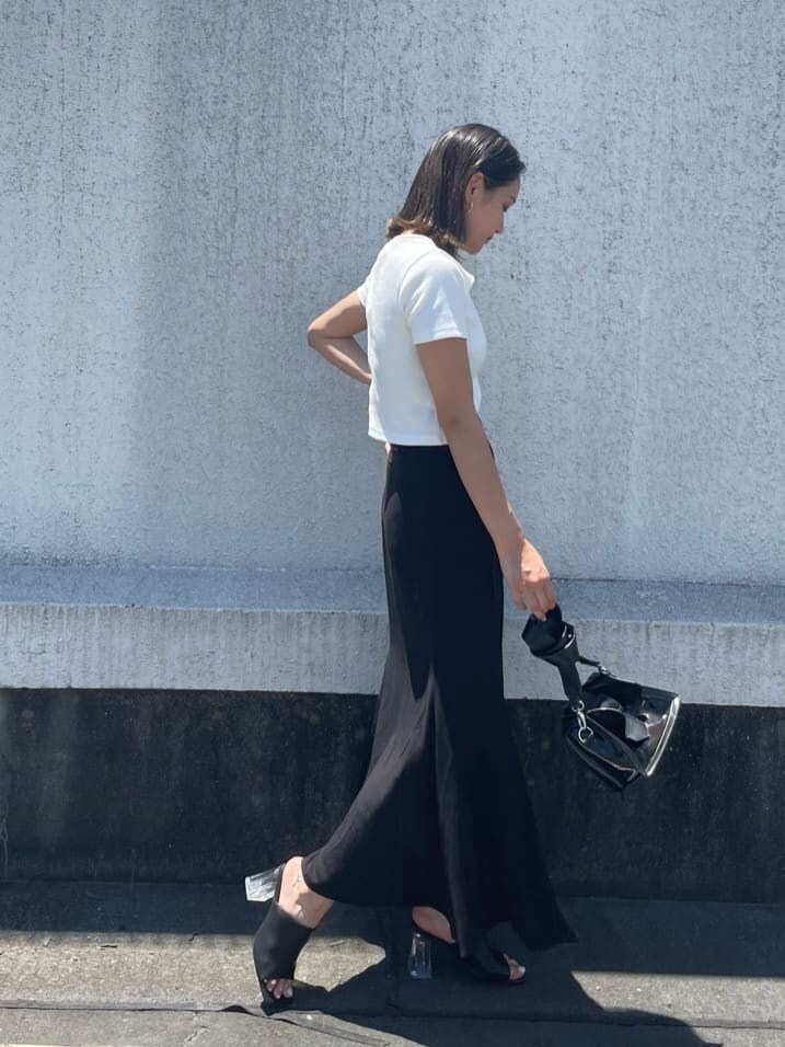 ブラック系のサンダル、ブラック系のショルダーバッグ、ホワイト系のTシャツ/カットソーを着用したレディースの夏コーディネートの3枚目の写真