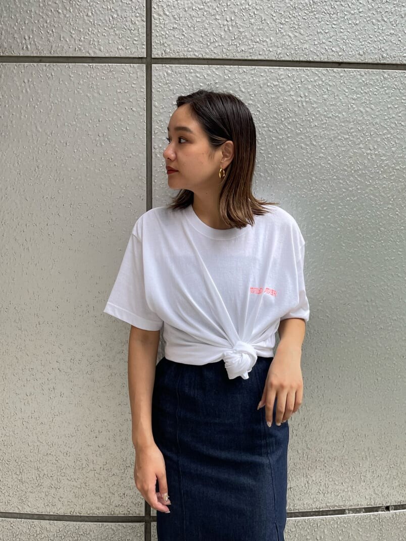 ブルー系のワンピース、ホワイト系のTシャツ/カットソー、ブラック系のブーツを着用したレディースの夏コーディネートの6枚目の写真