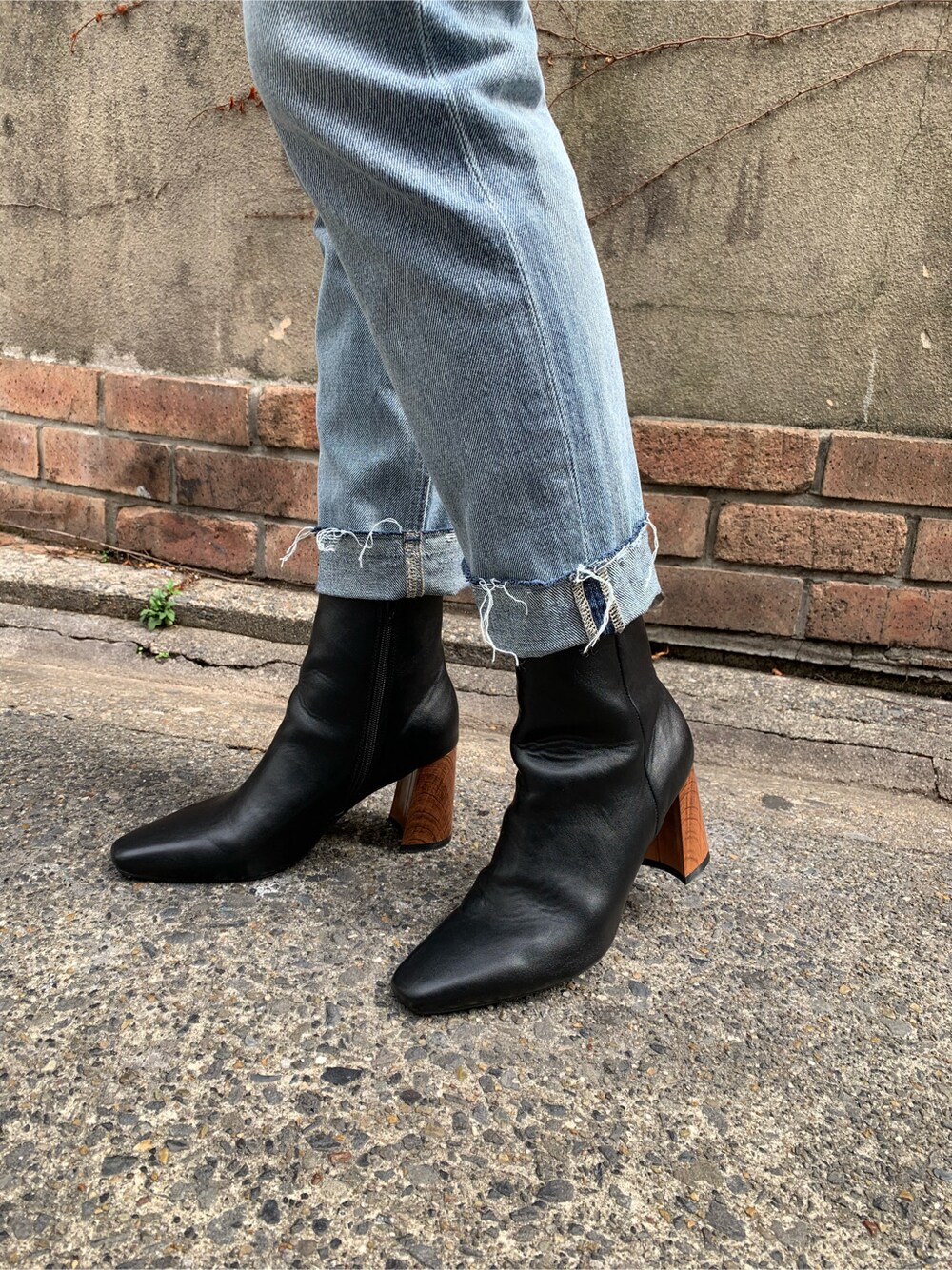 ブルー系のデニムパンツ、グリーン系のシャツ/ブラウス、ブラック系のショルダーバッグを着用したレディースの春コーディネートの8枚目の写真