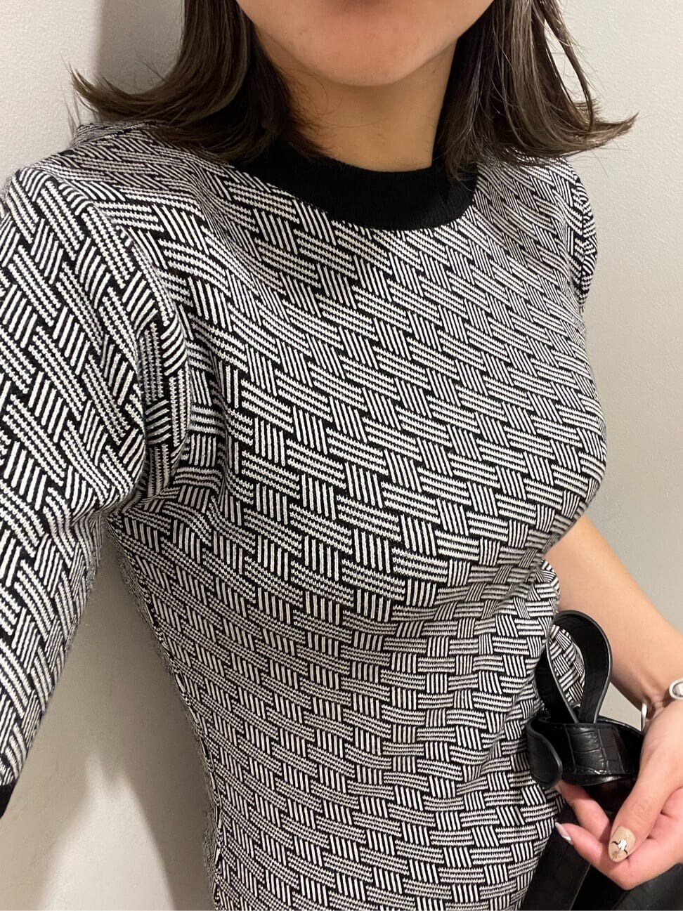 ブラック系のブーツ、ブラック系のワンピース、ブラック系のキャップを着用したレディースの夏コーディネートの4枚目の写真