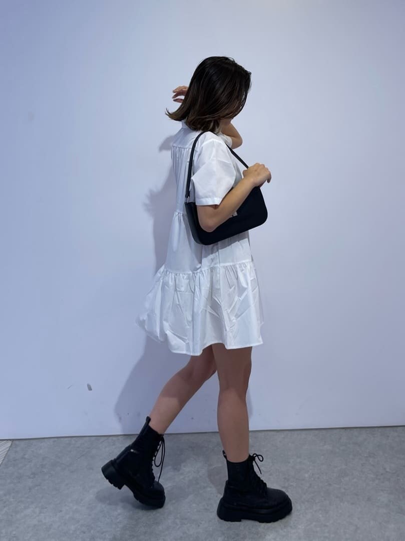 ブラック系のショルダーバッグ、その他のブーツ、ホワイト系のワンピースを着用したレディースの夏コーディネートの3枚目の写真