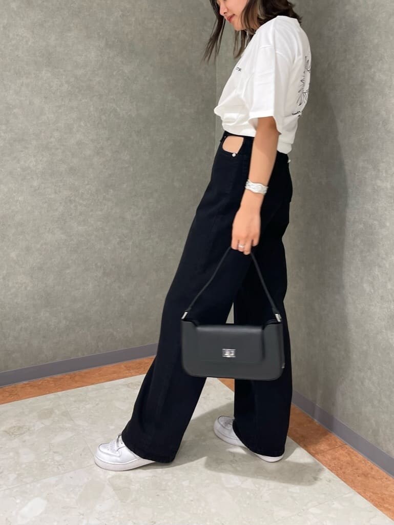 ブラック系のショルダーバッグ、ホワイト系のTシャツ/カットソー、ブラック系のデニムパンツを着用したレディースの夏コーディネートの3枚目の写真