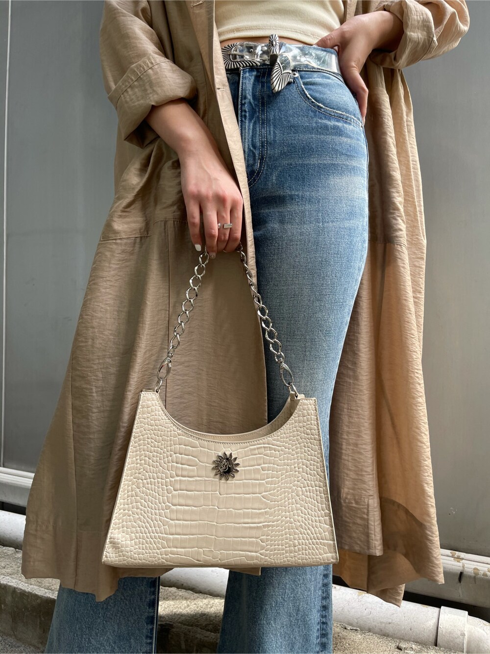 ベージュ系のその他アウター、ブルー系のデニムパンツ、ブラウン系のサンダルを着用したレディースの春コーディネートの6枚目の写真