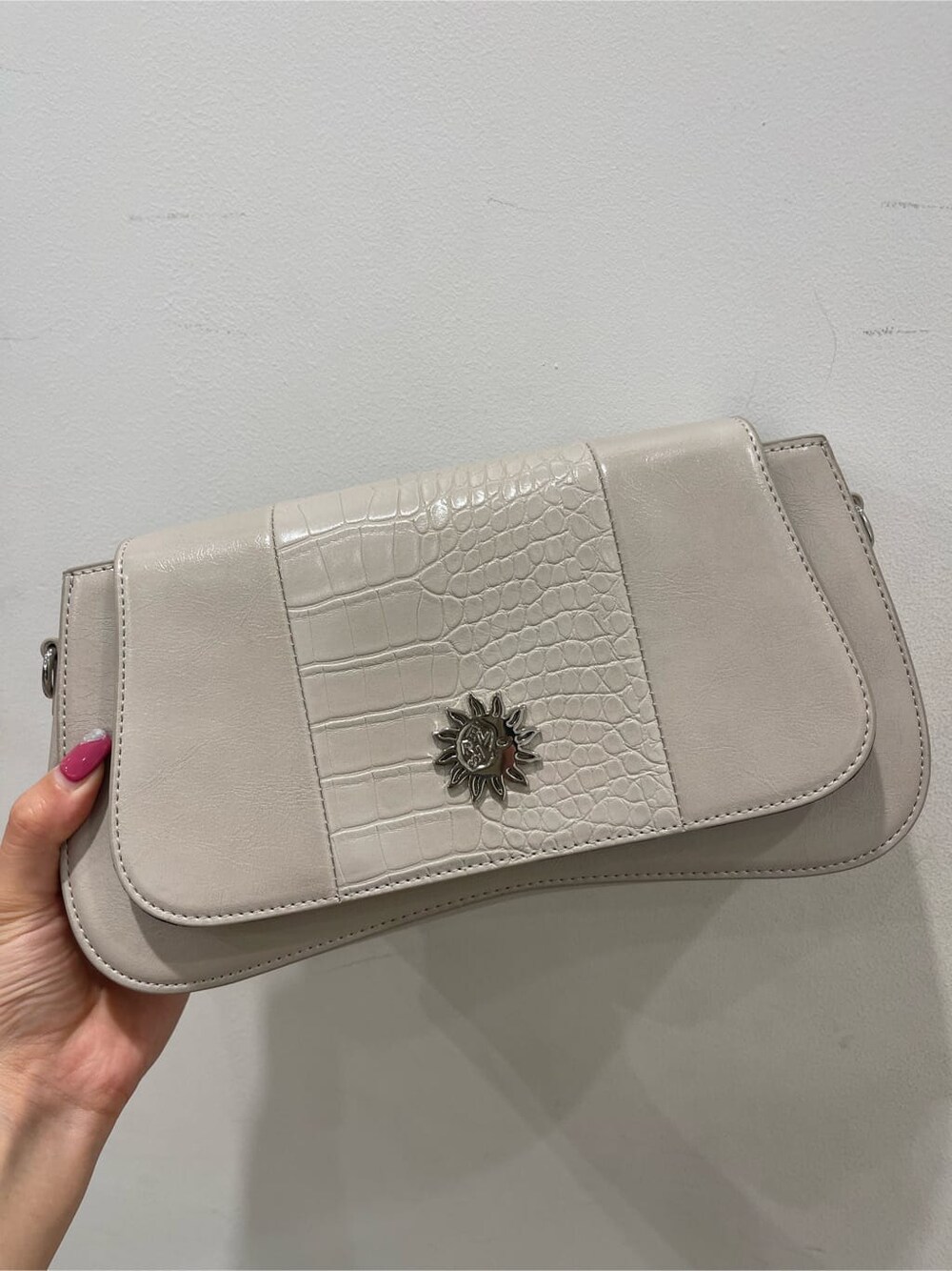 ブラック系のサンダル、ブラック系のワンピース、ホワイト系のショルダーバッグを着用したレディースの春コーディネートの7枚目の写真