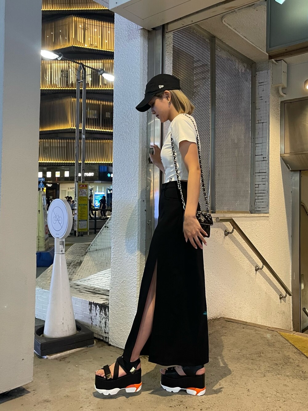 ホワイト系のTシャツ/カットソー、ブラック系のスカート、ブラック系のショルダーバッグを着用したレディースの夏コーディネートの3枚目の写真