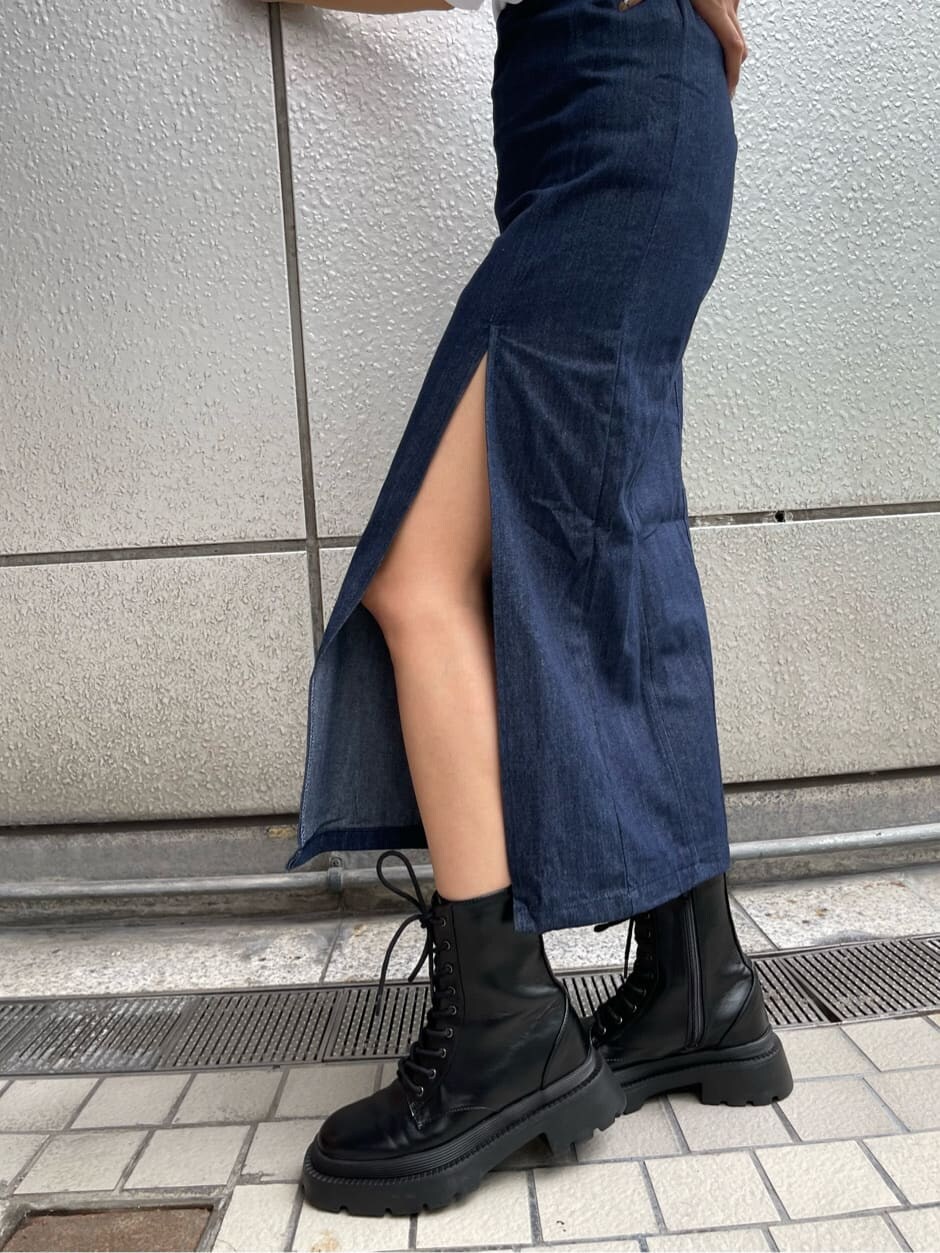 ブルー系のワンピース、ホワイト系のTシャツ/カットソー、ブラック系のブーツを着用したレディースの夏コーディネートの9枚目の写真