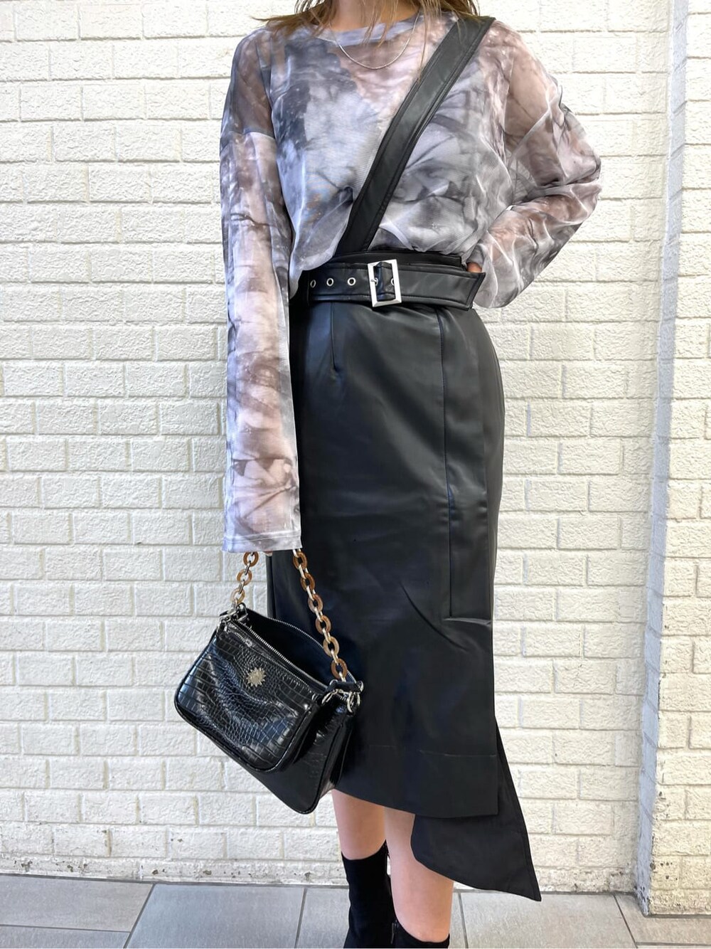 ブラック系のスカート、ブラック系のショルダーバッグ、グレー系のTシャツ/カットソーを着用したレディースの夏コーディネートの5枚目の写真