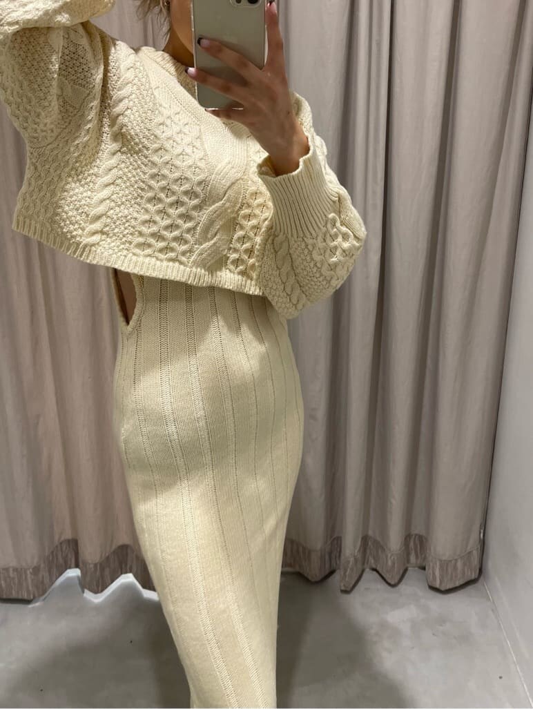 ブラック系のブーツ、ホワイト系のワンピース、ブラウン系のハンドバッグを着用したレディースの秋コーディネートの7枚目の写真