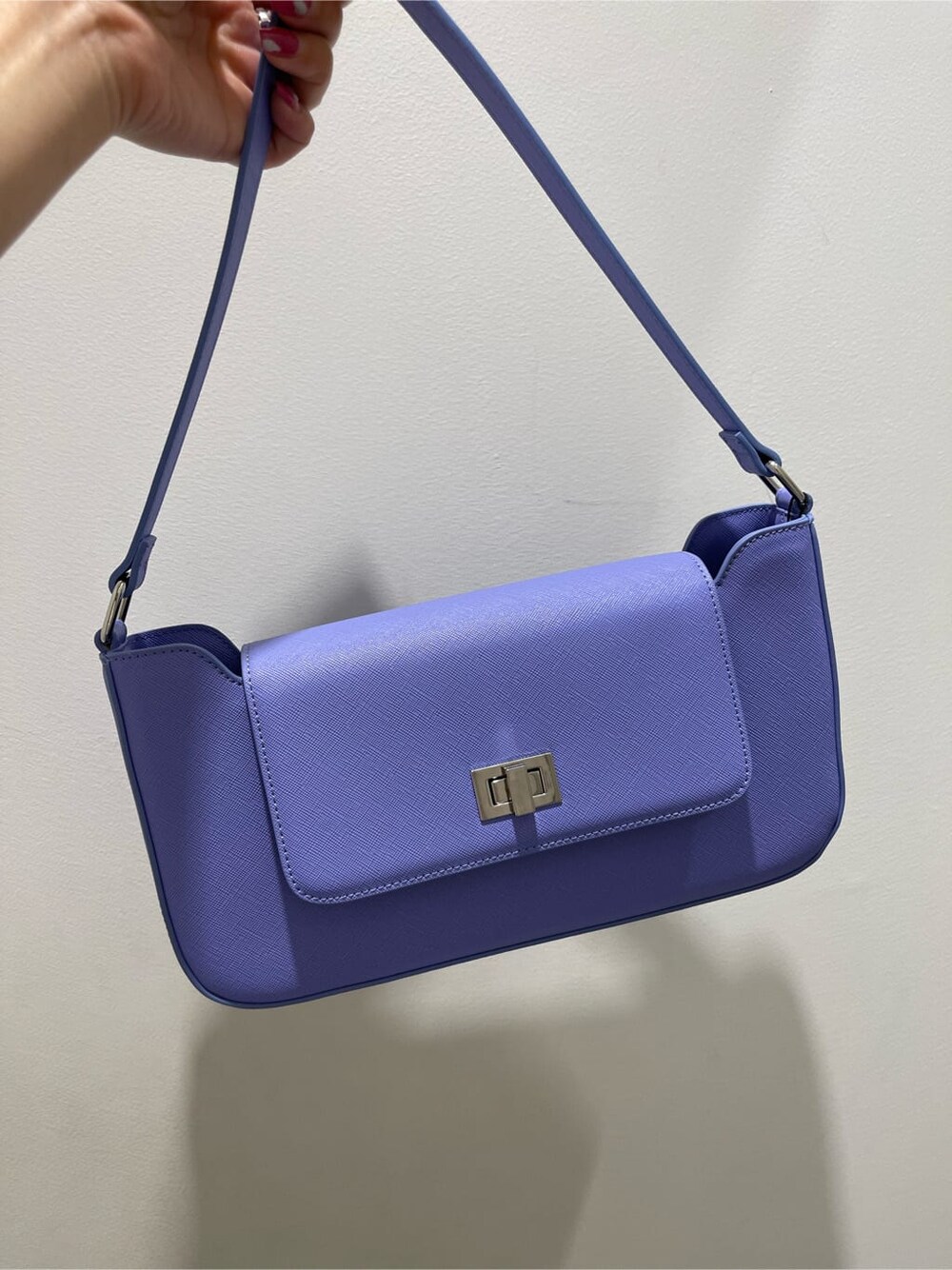 ブラック系のブーツ、ブラック系のその他パンツ、ホワイト系のTシャツ/カットソーを着用したレディースの春コーディネートの8枚目の写真