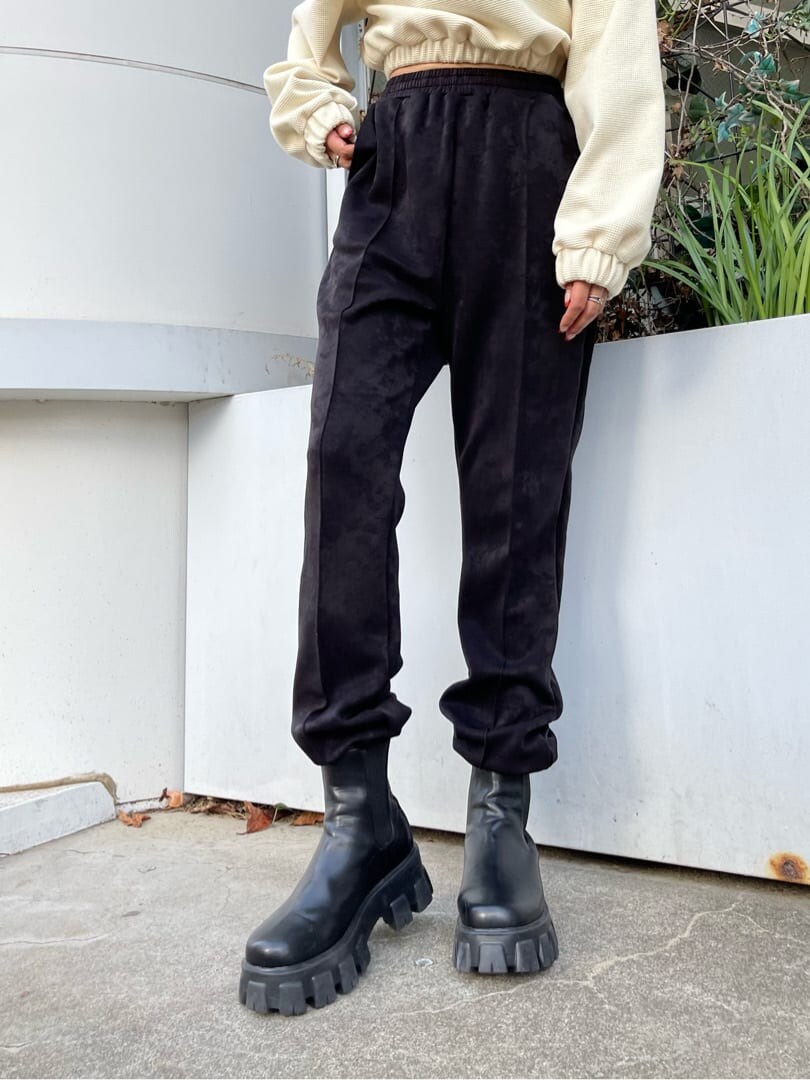 ブラック系のブーツ、ホワイト系のスウェット、ブラック系のスウェットパンツを着用したレディースの秋コーディネートの5枚目の写真