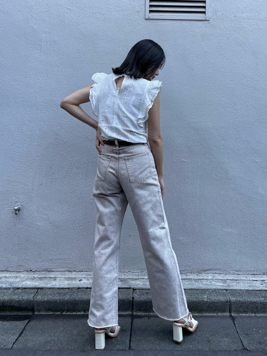 ホワイト系のシャツ/ブラウス、ベージュ系のデニムパンツ、ホワイト系のサンダルを着用したレディースの春コーディネートの3枚目の写真