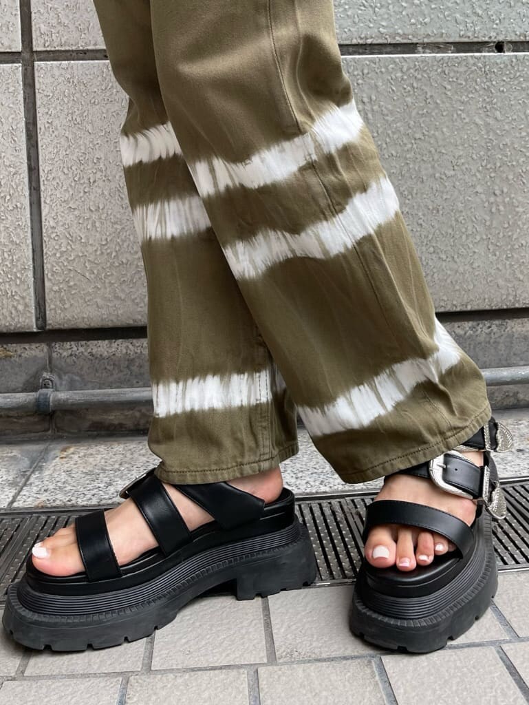 ブラック系のサンダル、ベージュ系のデニムパンツ、ブラック系のニット/セーターを着用したレディースの夏コーディネートの8枚目の写真