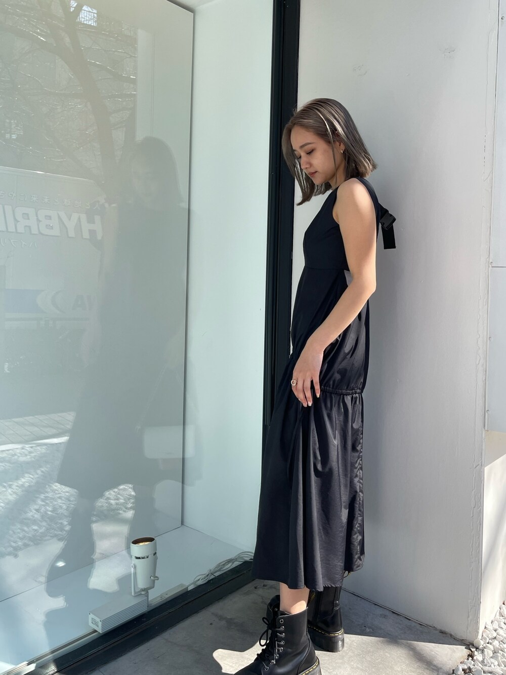 ブラック系のブーツ、ブルー系のショルダーバッグ、ブラック系のワンピースを着用したレディースの春コーディネートの4枚目の写真