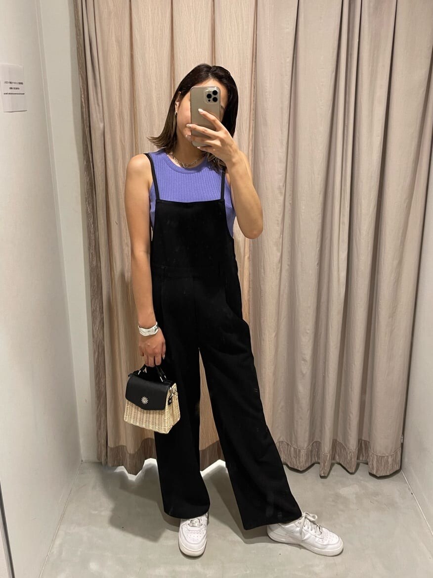 ブラック系のサロペット/オーバーオール、パープル系のタンクトップ、ブラック系のショルダーバッグを着用したレディースの夏コーディネートの2枚目の写真