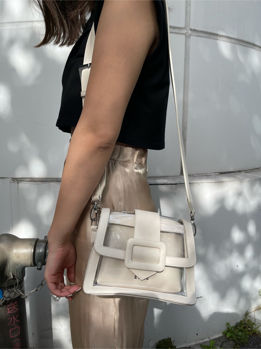 ベージュ系のその他パンツ、ブラック系のサンダルを着用したレディースの春コーディネートの6枚目の写真