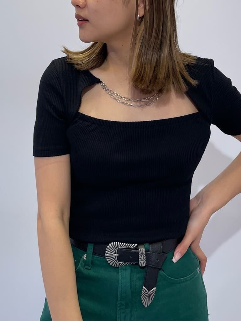 ブラック系のハンドバッグ、ホワイト系のサンダル、グリーン系のデニムパンツを着用したレディースの夏コーディネートの5枚目の写真