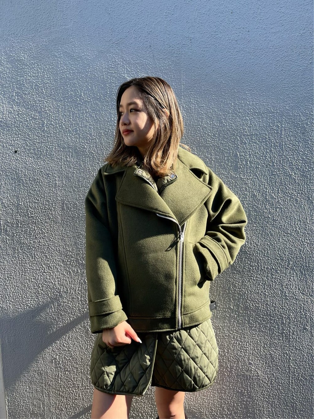 ベージュ系のブルゾン、ブラック系のニット/セーター、ブラック系のブーツを着用したレディースの冬コーディネートの6枚目の写真