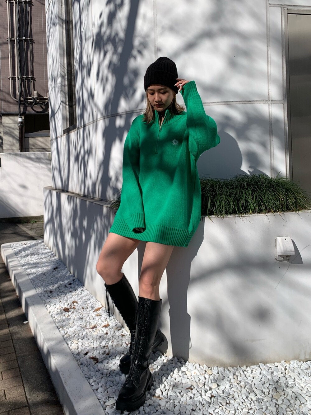 ブラック系のブーツ、グリーン系のニット/セーターを着用したレディースの冬コーディネートの7枚目の写真
