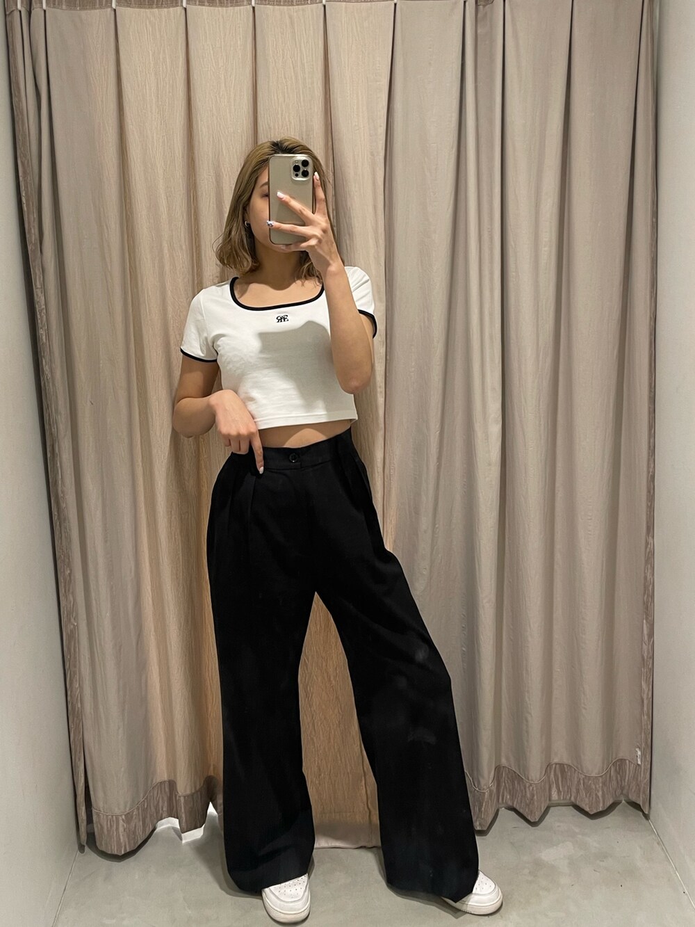 ブラック系のその他パンツ、ホワイト系のTシャツ/カットソーを着用したレディースの春コーディネートの3枚目の写真