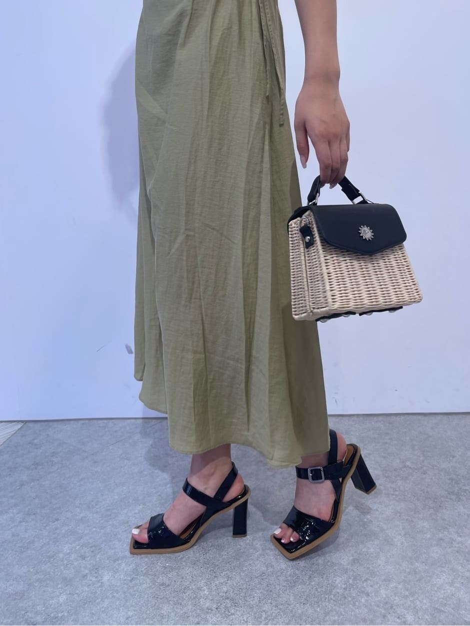 ブラック系のサンダル、グリーン系のワンピース、ブラック系のショルダーバッグを着用したレディースの夏コーディネートの9枚目の写真