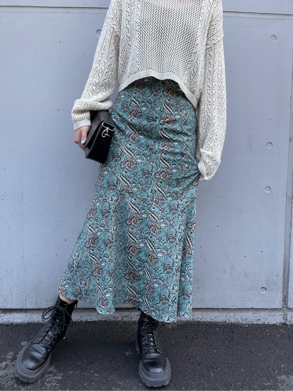 ブラック系のブーツ、グリーン系のワンピース、ホワイト系のニット/セーターを着用したレディースの春コーディネートの7枚目の写真