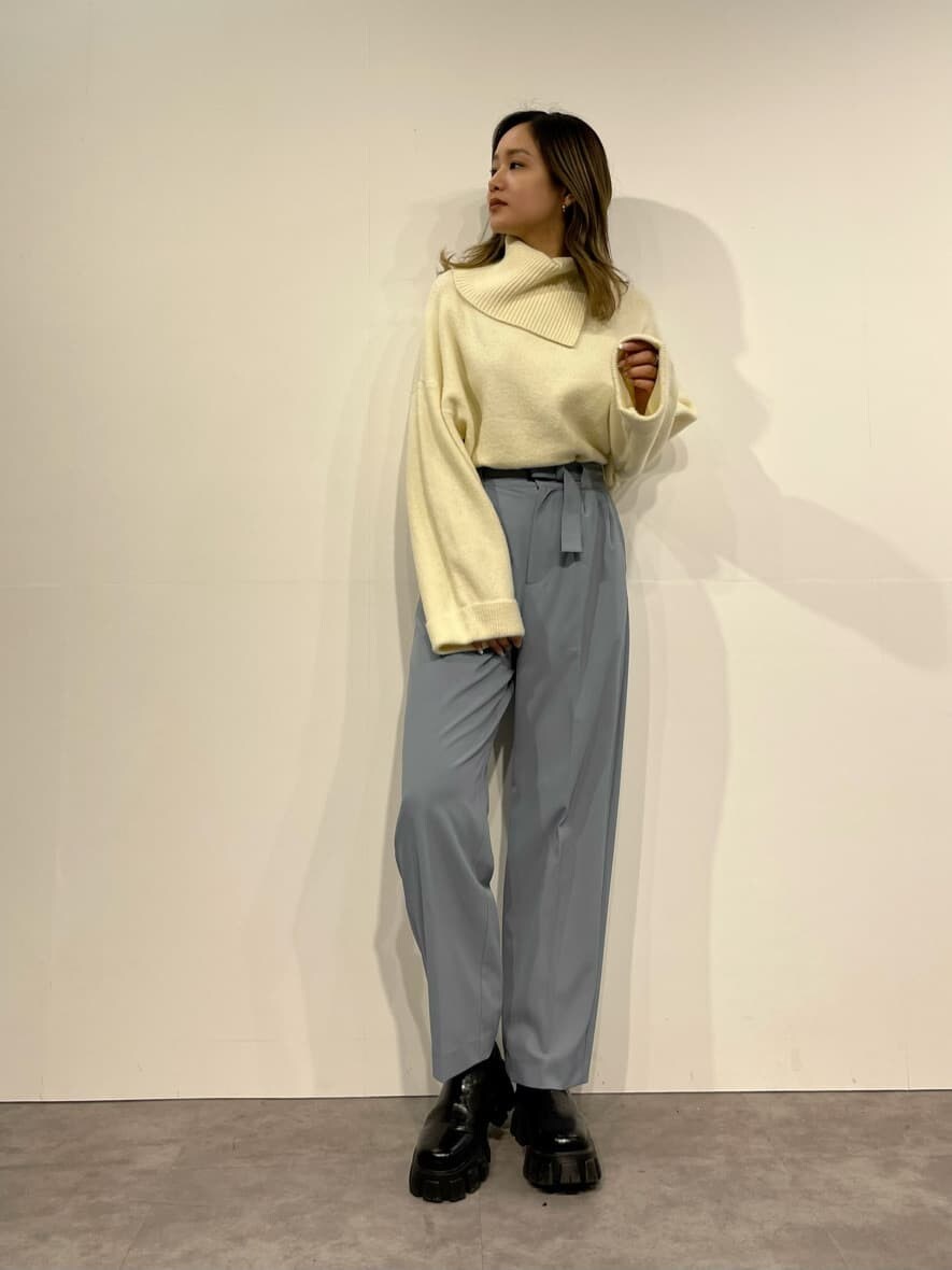 その他のブーツ、ホワイト系のニット/セーター、ブルー系のその他パンツを着用したレディースの冬コーディネートの2枚目の写真