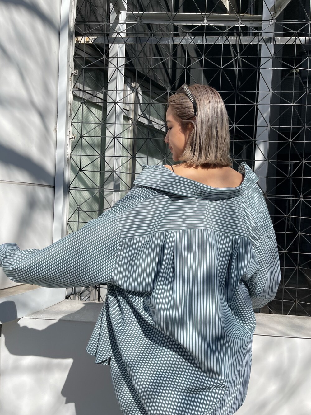 ブラック系のその他パンツ、ブラック系のブーツ、ブラック系のニット/セーターを着用したレディースの春コーディネートの8枚目の写真