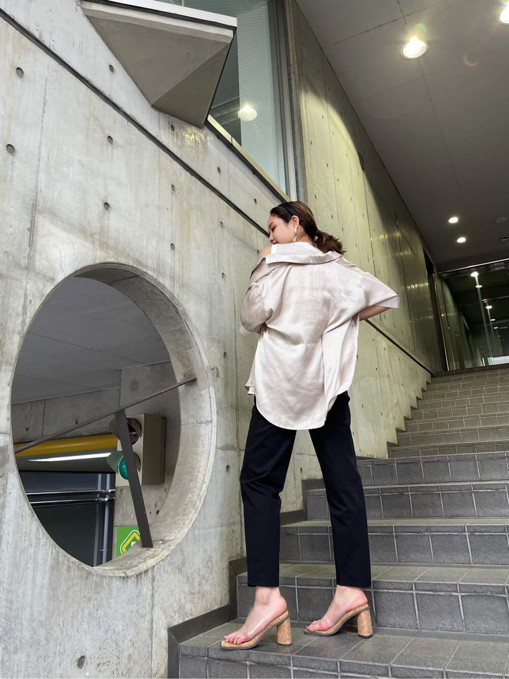 ブラック系のその他パンツ、その他のサンダル、ベージュ系のシャツ/ブラウスを着用したレディースの春コーディネートの2枚目の写真