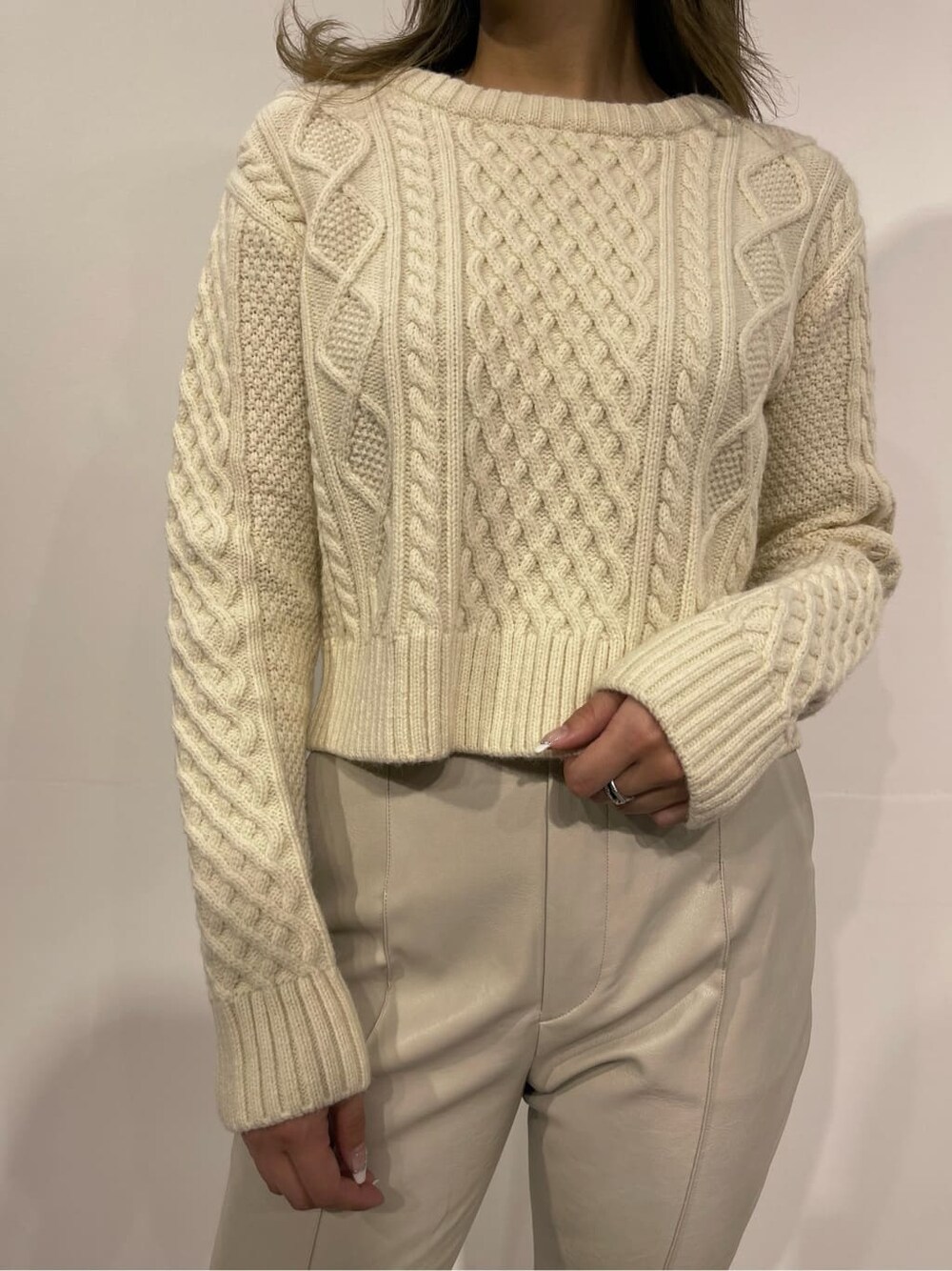 ブラック系のブルゾン、ブラック系のブーツ、ホワイト系のニット/セーターを着用したレディースの冬コーディネートの5枚目の写真