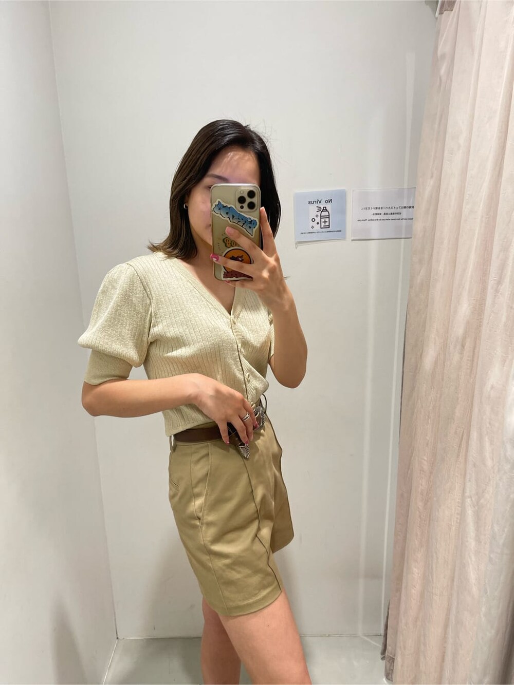 ブラック系のブーツ、ベージュ系のその他パンツ、ホワイト系のカーディガン/ボレロを着用したレディースの春コーディネートの4枚目の写真