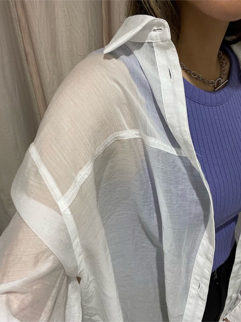 ブラック系のその他パンツ、パープル系のタンクトップ、ホワイト系のサンダルを着用したレディースの夏コーディネートの6枚目の写真