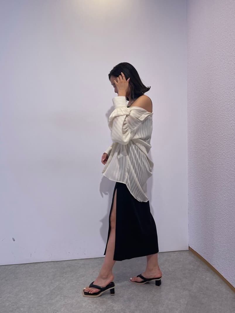 ブラック系のスカート、ホワイト系のシャツ/ブラウス、ブラック系のサンダルを着用したレディースの夏コーディネートの3枚目の写真