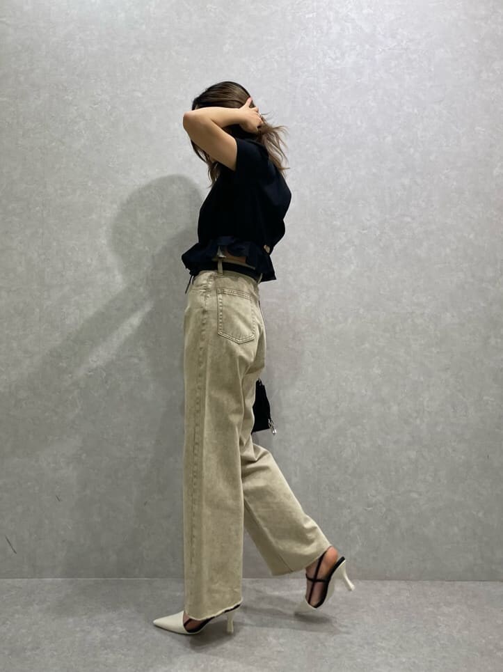 ブラック系のシャツ/ブラウス、ベージュ系のデニムパンツ、ホワイト系のサンダルを着用したレディースの春コーディネートの4枚目の写真