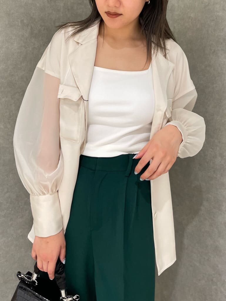 ホワイト系のタンクトップ、グリーン系のスラックス、ホワイト系のシャツ/ブラウスを着用したレディースの春コーディネートの7枚目の写真