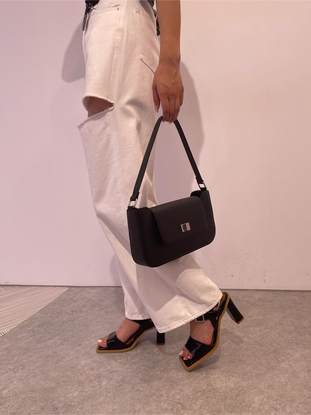 ホワイト系のシャツ/ブラウス、ブラック系のサンダル、ブラック系のショルダーバッグを着用したレディースの夏コーディネートの8枚目の写真