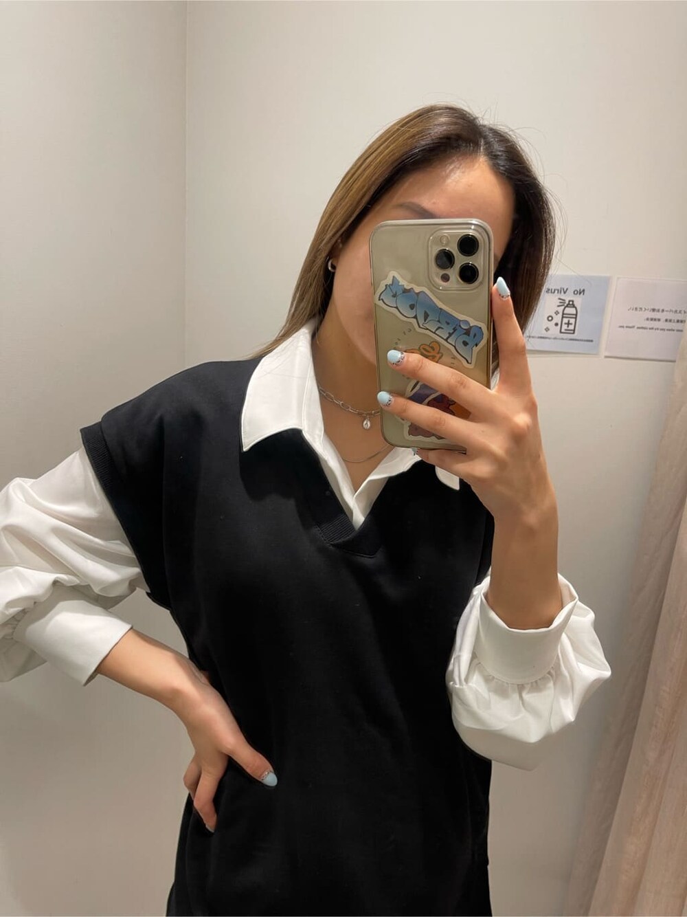 ホワイト系のシャツ/ブラウス、ブラック系のブーツ、ブラック系のベストを着用したレディースの春コーディネートの5枚目の写真