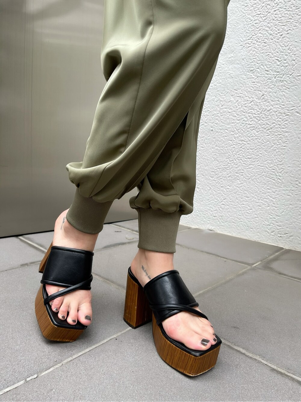 ベージュ系のその他パンツ、ベージュ系のトレンチコート、ブラック系のサンダルを着用したレディースの春コーディネートの8枚目の写真