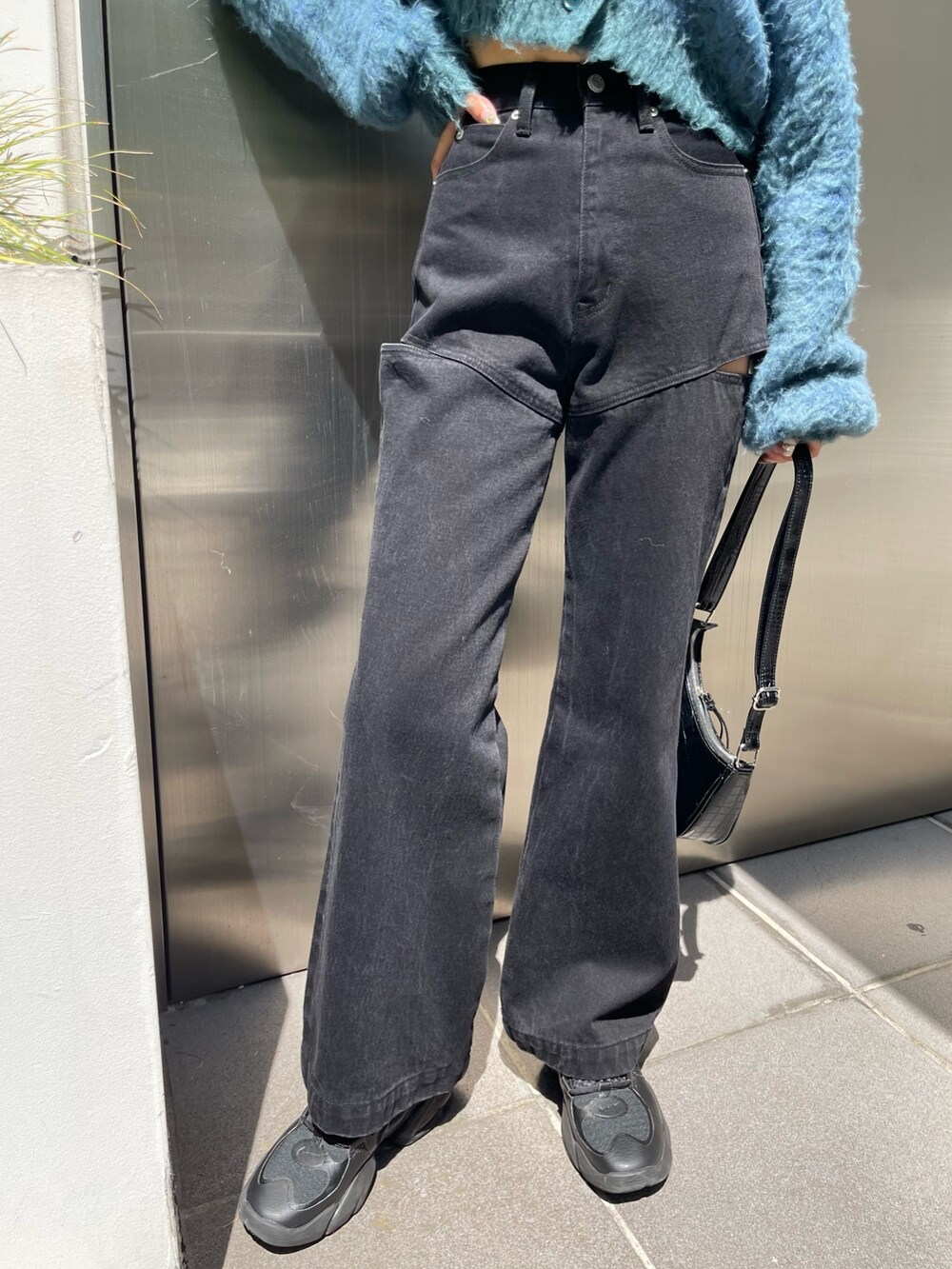 ブルー系のカーディガン/ボレロ、ブラック系のデニムパンツ、ブラック系のショルダーバッグを着用したレディースの秋コーディネートの5枚目の写真
