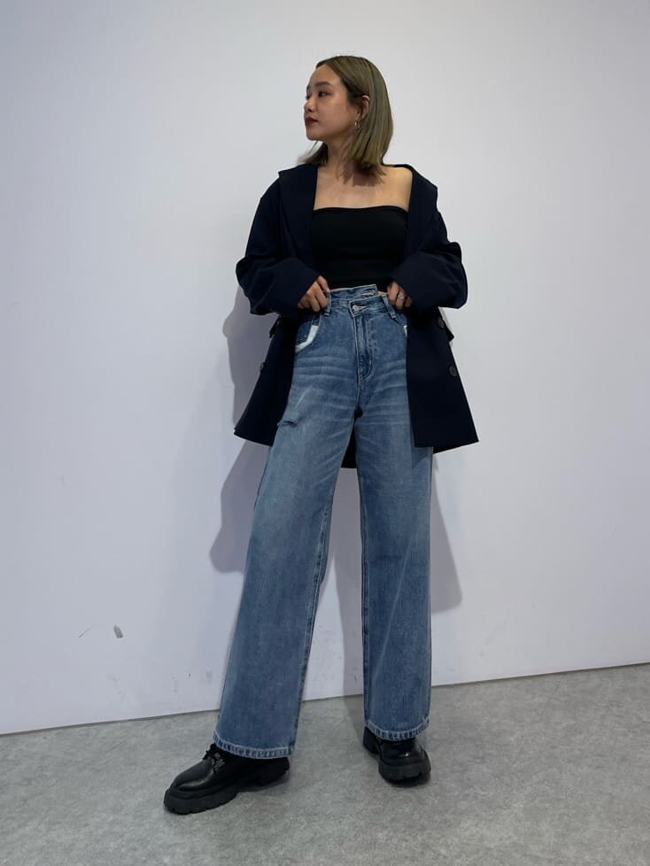 ブラック系のブーツ、ブルー系のデニムパンツ、ブルー系のテーラードジャケットを着用したレディースの秋コーディネートの4枚目の写真