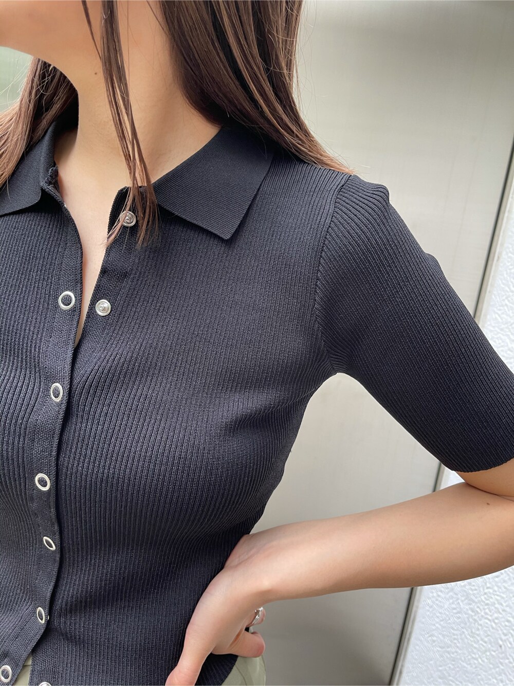 ベージュ系のその他パンツ、ベージュ系のトレンチコート、ブラック系のサンダルを着用したレディースの春コーディネートの6枚目の写真