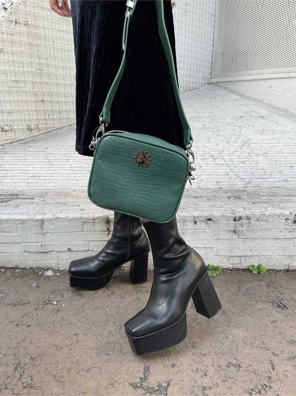 ブラック系のワンピース、ブラック系のブーツ、ブラック系のスウェットを着用したレディースの秋コーディネートの5枚目の写真