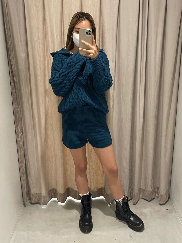 ブルー系のその他パンツ、ブラック系のブーツ、ブルー系のニット/セーターを着用したレディースの秋コーディネートの3枚目の写真