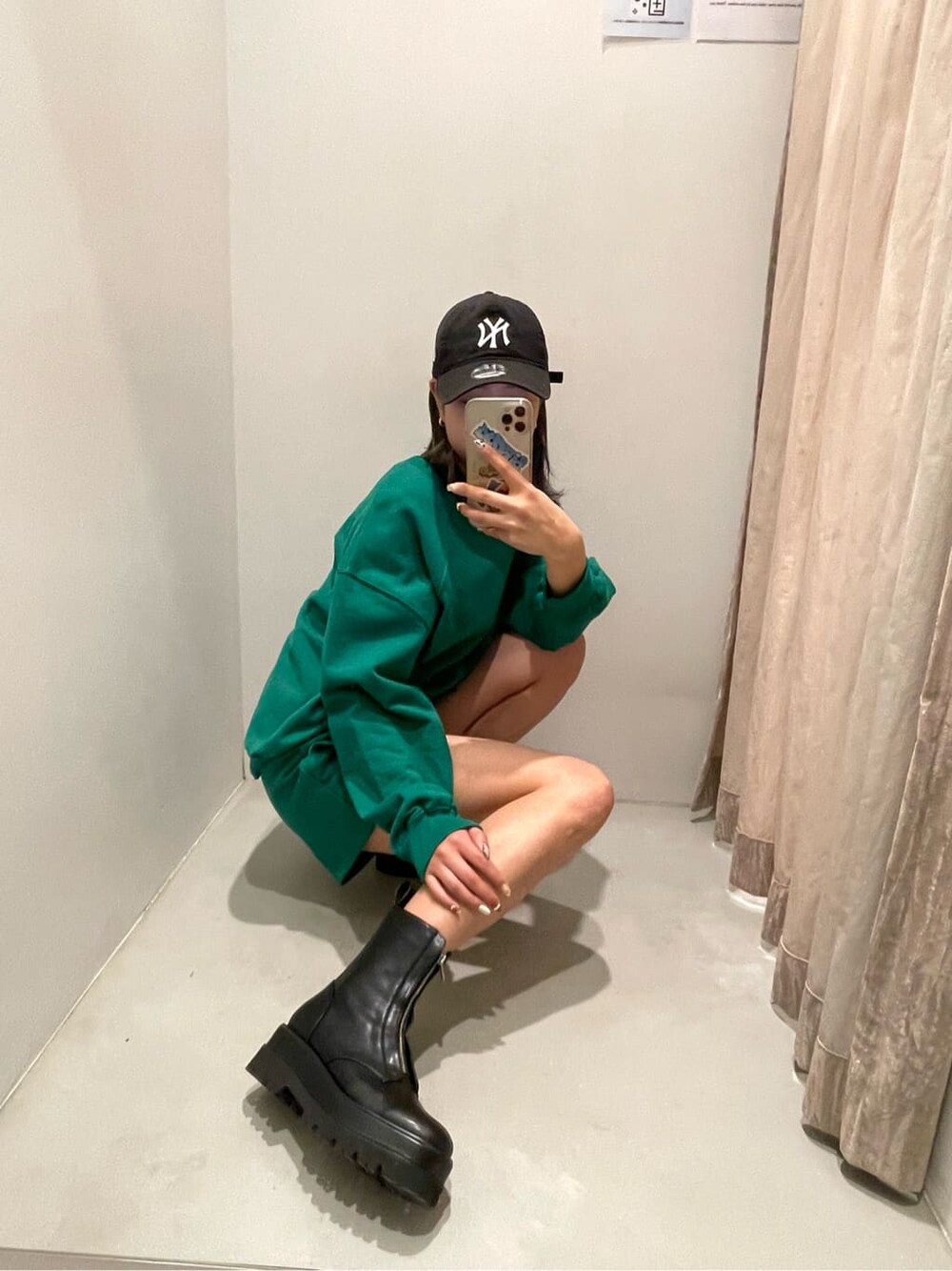 ブラック系のブーツ、グリーン系のスウェットパンツ、グリーン系のスウェットを着用したレディースの冬コーディネートの2枚目の写真