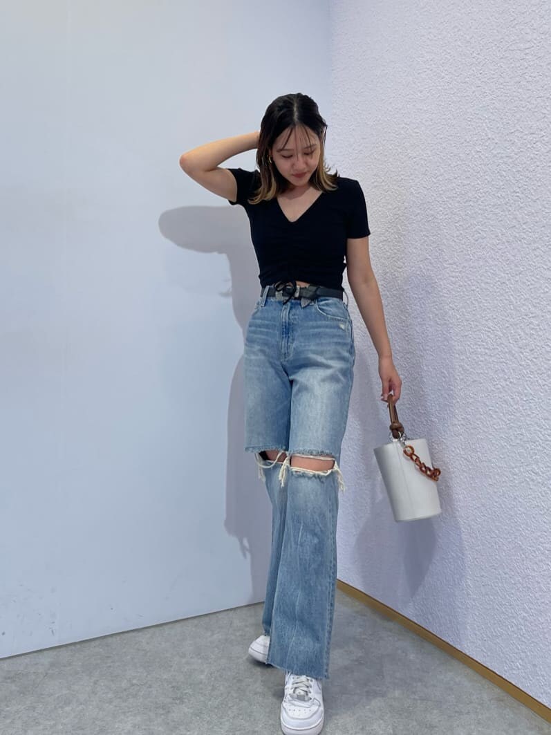 ホワイト系のショルダーバッグ、ブルー系のデニムパンツ、ブラック系のTシャツ/カットソーを着用したレディースの夏コーディネートの4枚目の写真