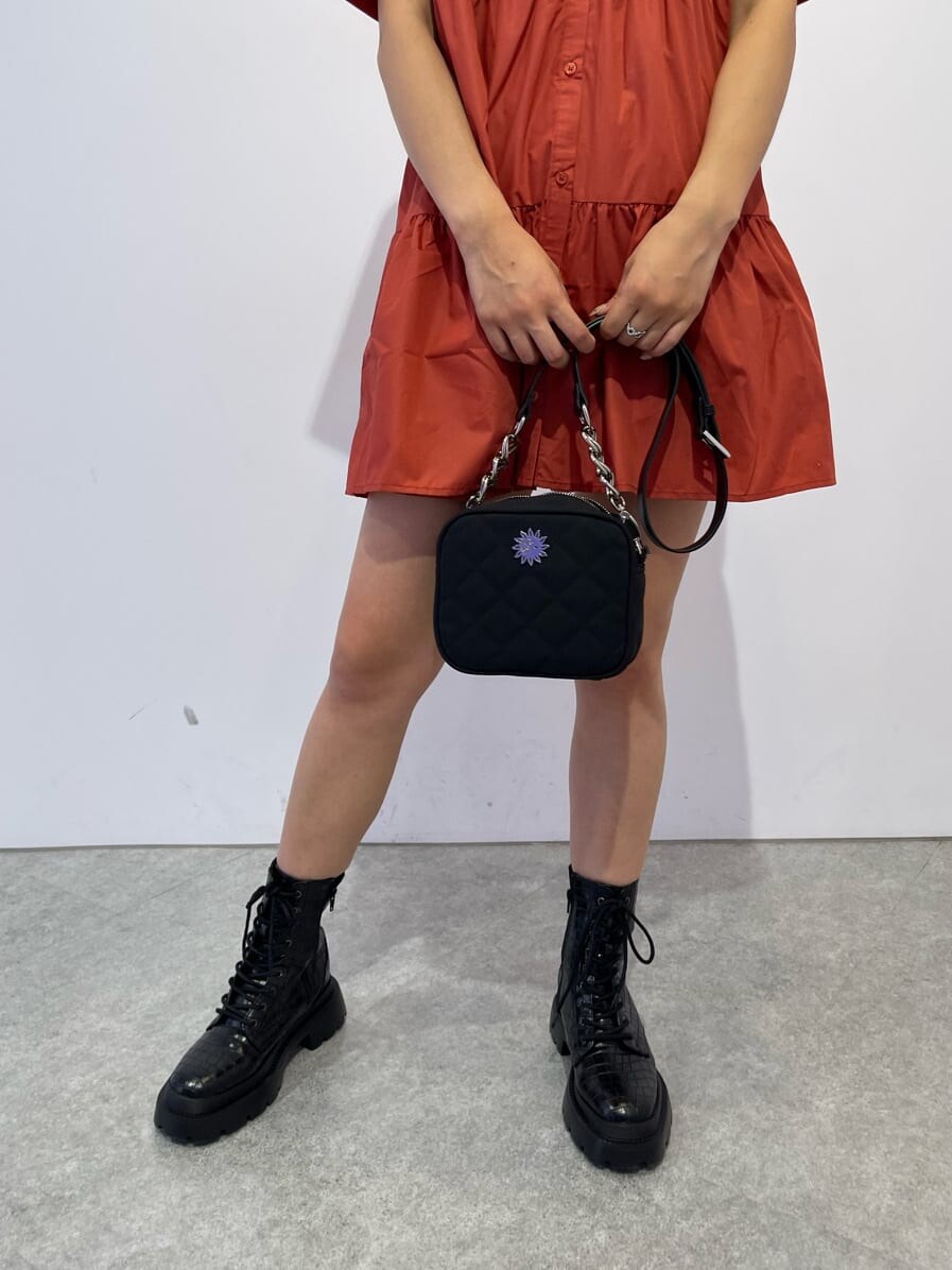 その他のブーツ、ブラック系のショルダーバッグ、オレンジ系のワンピースを着用したレディースの夏コーディネートの7枚目の写真