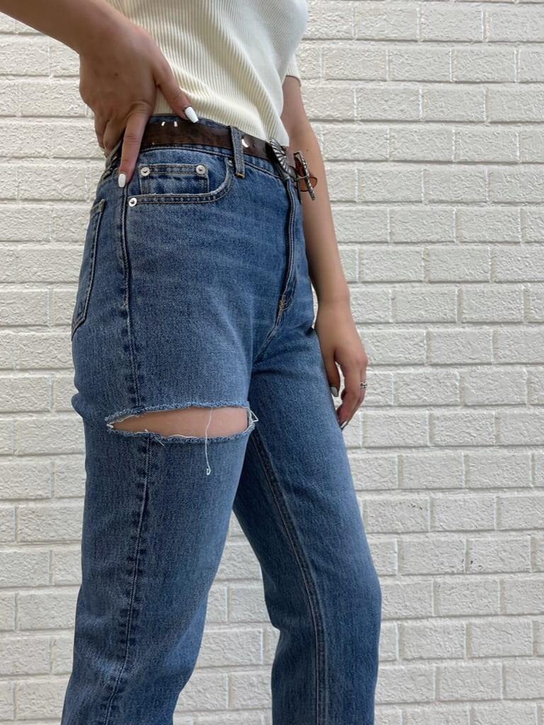 ブルー系のデニムパンツ、その他のサンダル、ホワイト系のTシャツ/カットソーを着用したレディースの夏コーディネートの4枚目の写真