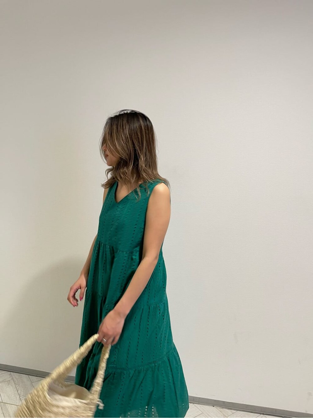 ブラック系のブーツ、グリーン系のワンピース、ベージュ系のショルダーバッグを着用したレディースの春コーディネートの9枚目の写真