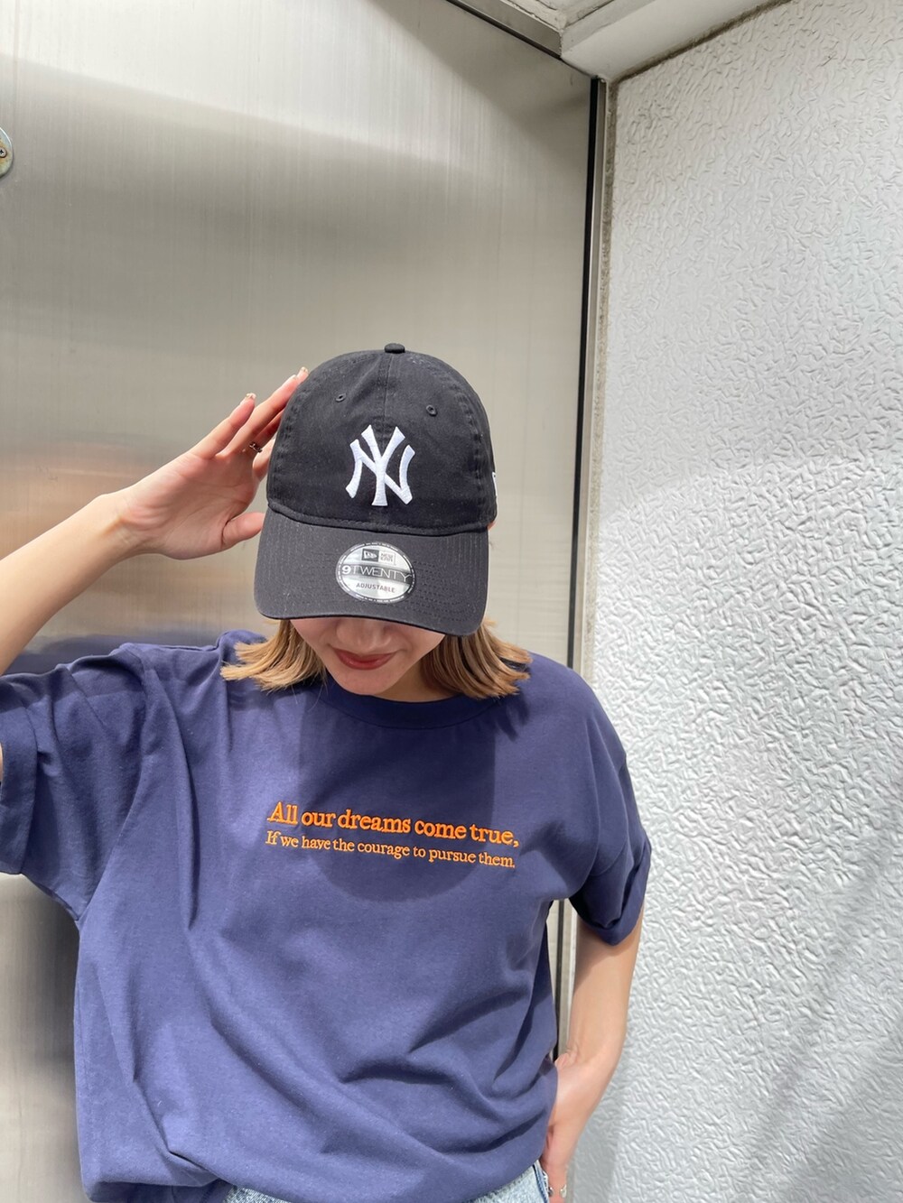 ブルー系のデニムパンツ、ブルー系のTシャツ/カットソーを着用したレディースの春コーディネートの8枚目の写真