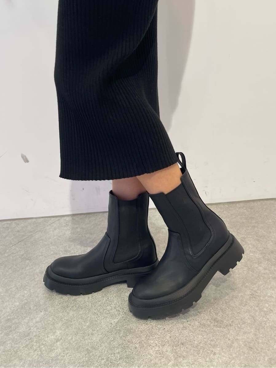 ブラック系のワンピース、ベージュ系のMA-1、ブラック系のショルダーバッグを着用したレディースの秋コーディネートの8枚目の写真